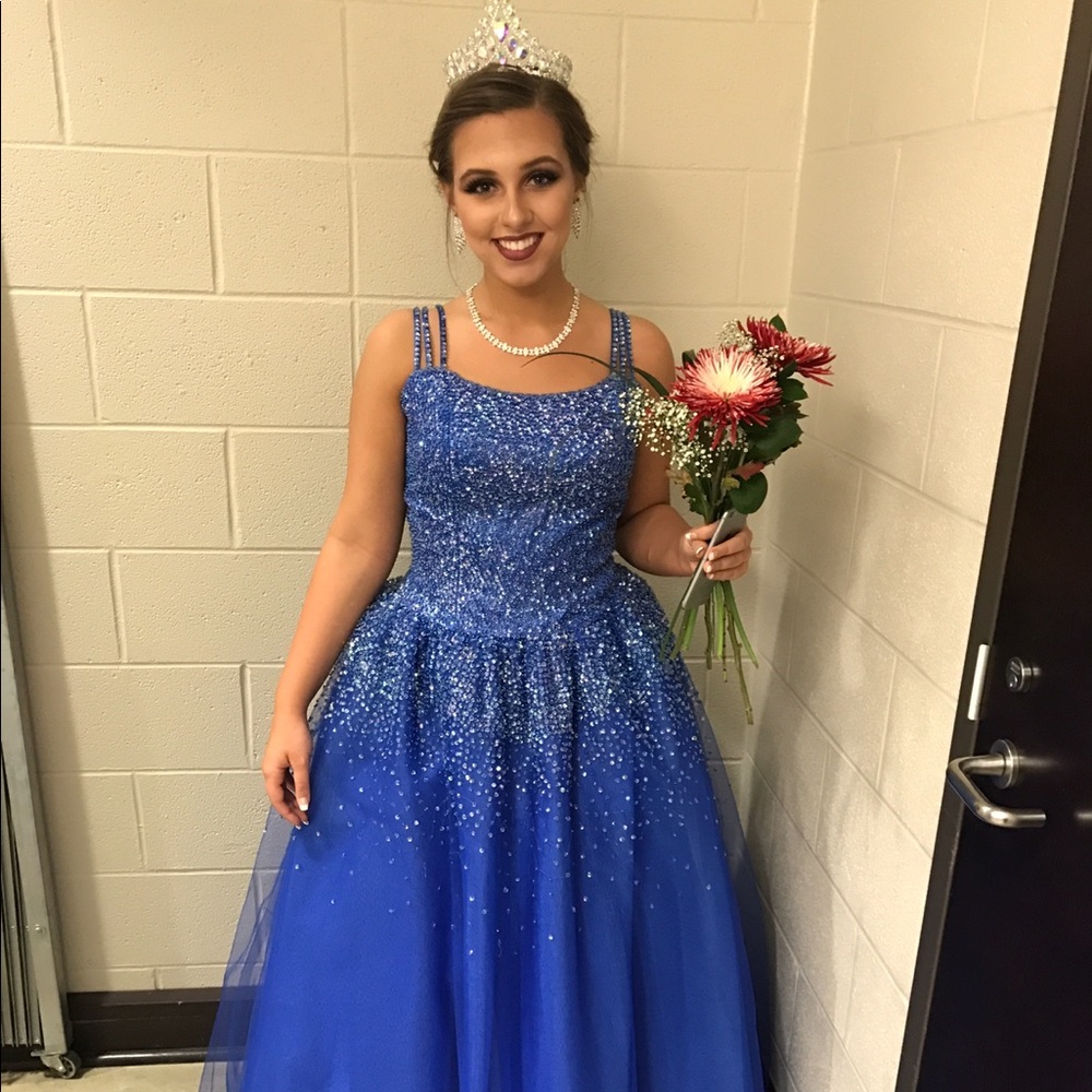 Winning pageant/prom gown-fits true size 6 or 8